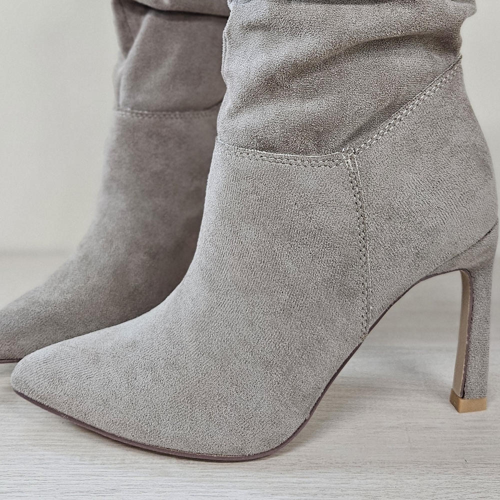 Slouchy Pointed-Toe Heeled Boots in Light Gray Suede - Picture 3 of 6